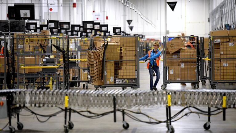 Un hombre se volvió viral por sus reseñas en Amazon. Foto: AP