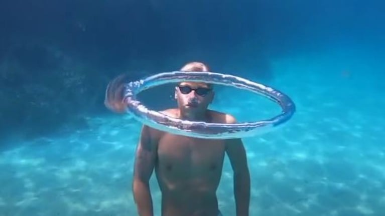 Un joven graba a una medusa atrapada dando vueltas en un anillo de agua