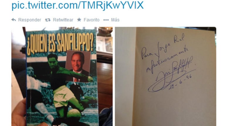 Un joven mostró un libro de 1996 con una dedicatoria al conductor y dijo haberlo hallado en la basura del country San Carlos.