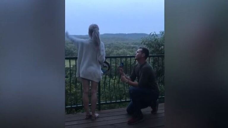 Un joven sorprende a su novia con un pedido de casamiento