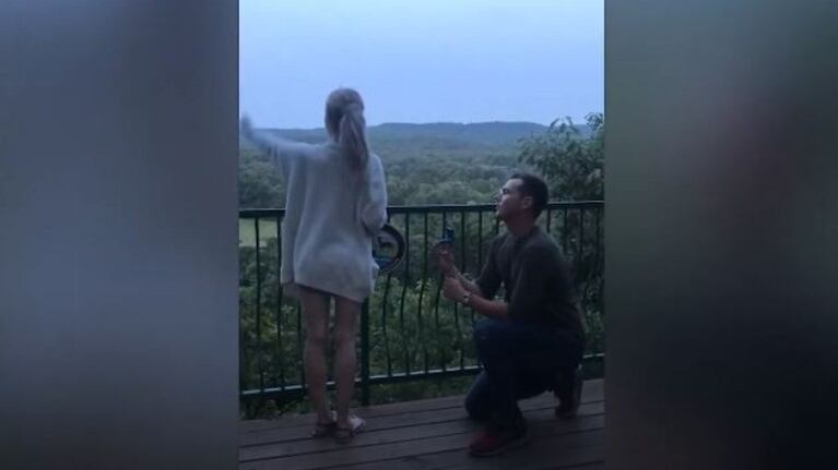 Un joven sorprende a su novia con un pedido de casamiento