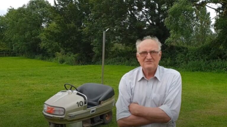 Un jubilado de 71 años construye su propio coche de feria 