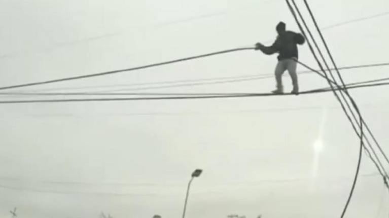Un ladrón “equilibrista” trepa 10 metros para robar cables