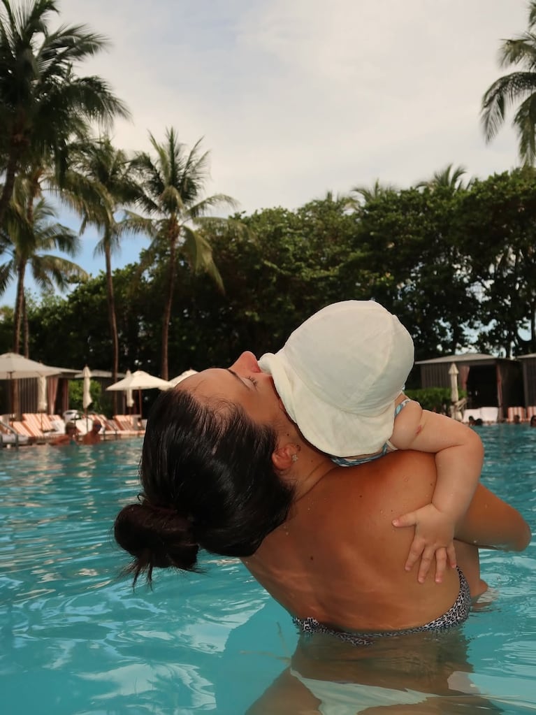 Un mimo entre Ailén Cova y su hija en medio del chapuzón. Fuente: Instagram