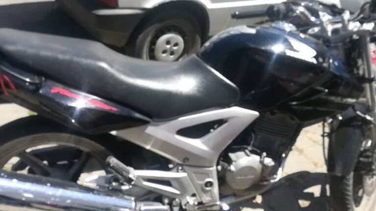 Un motochorro arrastró a una jubilada por la calle en La Plata para robarle la cartera