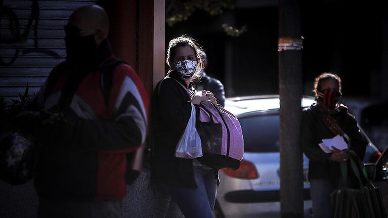 Un muerto y siete contagiados de coronavirus en un geriátrico de Parque Avellaneda