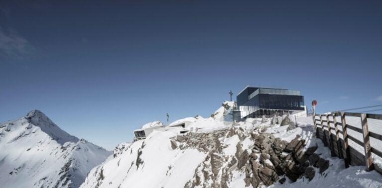 Un museo dedicado a James Bond abre en los Alpes sin licencia para ofender: 007 Elements