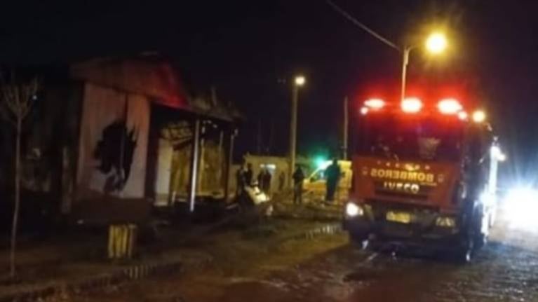 Un niño de 12 años murió al incendiarse la casa donde vivía con su familia en Neuquén