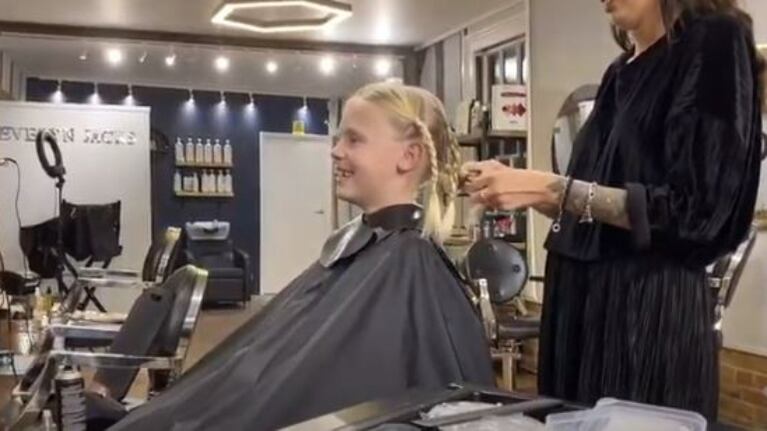 Un niño deja crecer su cabello para donarlo a niños con cáncer