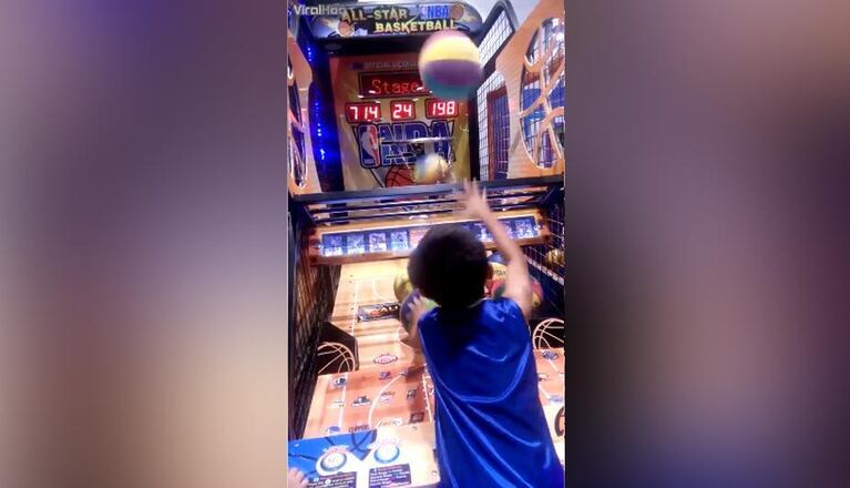 Un niño ganó fama en las redes por encestar como Michael Jordan