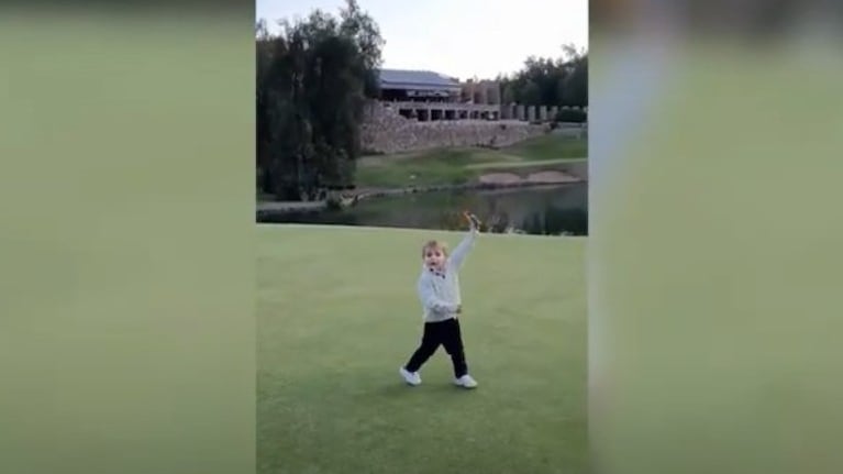 Un niño no necesita palo de golf