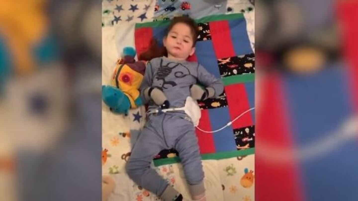 Un niño que lleva toda su vida en una silla de ruedas aprende a darse la vuelta