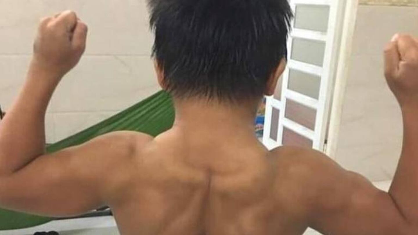 Un niño vietnamita de 10 años sorprende por su desarrollada musculatura