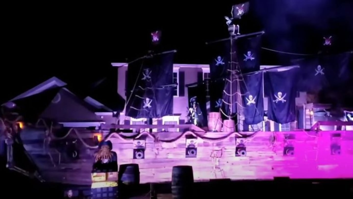  Un padre recrea un barco pirata de 15 metros para complacer a sus hijas por Halloween