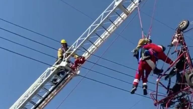Un Papá Noel en parapente tuvo que se rescatado por los bomberos en California