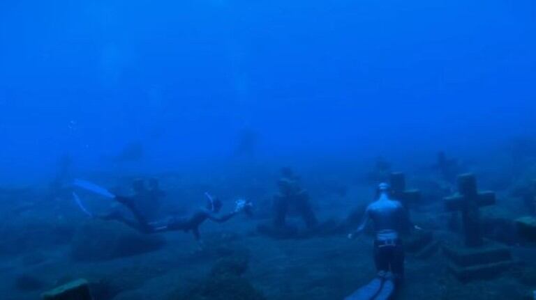 Un par de buzos exploran un misterioso cementerio submarino al sur de la isla de La Palma
