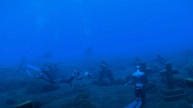 Un par de buzos exploran un misterioso cementerio submarino al sur de la isla de La Palma