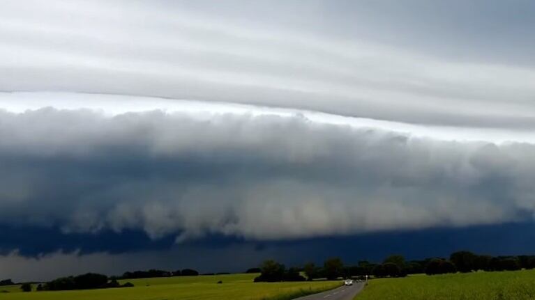 Un par de cazadores de tormenta capturan en vídeo la formación de una nube estante en Dinamarca