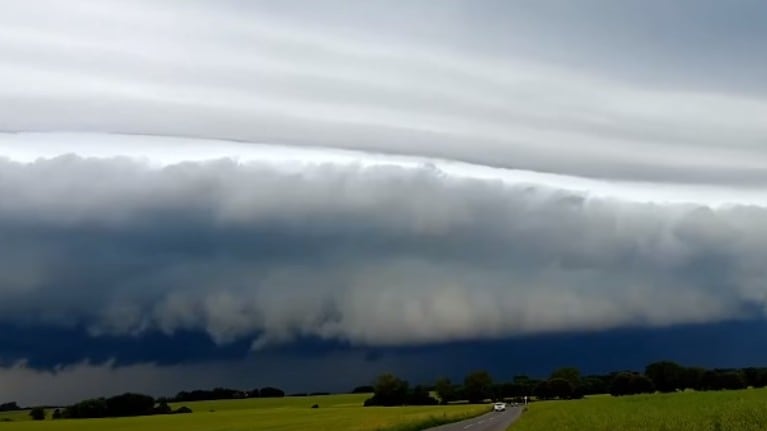 Un par de cazadores de tormenta capturan en vídeo la formación de una nube estante en Dinamarca