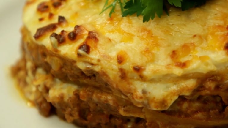 Un pastel para compartir en familia que combina carne picada, panceta y tomate, con una crema de cuatro quesos. Foto: CucinareTV