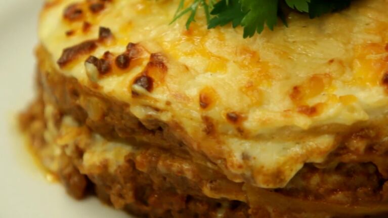Un pastel para compartir en familia que combina carne picada, panceta y tomate, con una crema de cuatro quesos. Foto: CucinareTV