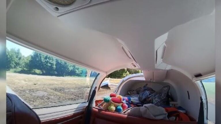 Un piloto tiene que realizar un aterrizaje de emergencia después de que la trampilla de equipaje se abriera