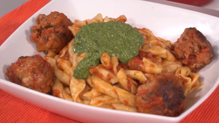 Un plato de pasta casera, con salsa de tomate y pesto.
Foto: CucinareTV