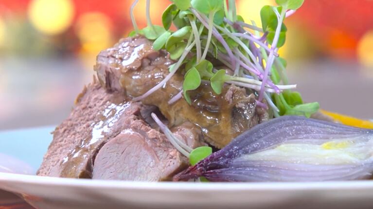 Un plato que combina el clásico sabor del cordero con una guarnición de cebollas moradas y batatas. Foto: CucinareTV