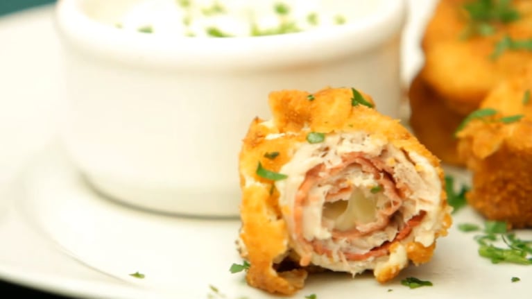Un plato que combina la suavidad del carré con prosciutto y un rebozado crocante.Foto: CucinareTV
