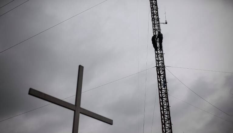 Un Policía de la Bonaerense permaneció dos horas trepado a una antena durante la protesta en La Matanza