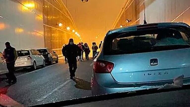 Un policía fuera de servicio recibe reconocimiento público tras salvar la vida de un conductor a punto de morir de frío. Foto: El mundo.