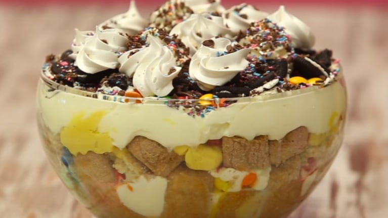Un postre a base de vainillas, con confites de chocolate y galletitas trozadas.
Foto: CucinareTV
