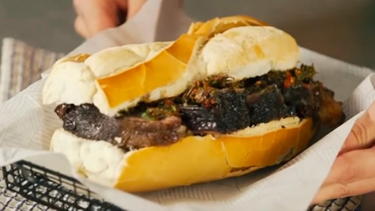 Un preparación que no necesita parrilla y se cocina a fuego lento en el horno, con una base de vino y verduras. Foto: Cucinare.TV.