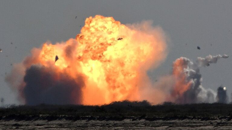 Un prototipo de una nave de SpaceX explota durante un aterrizaje de prueba. Foto: Reuter.