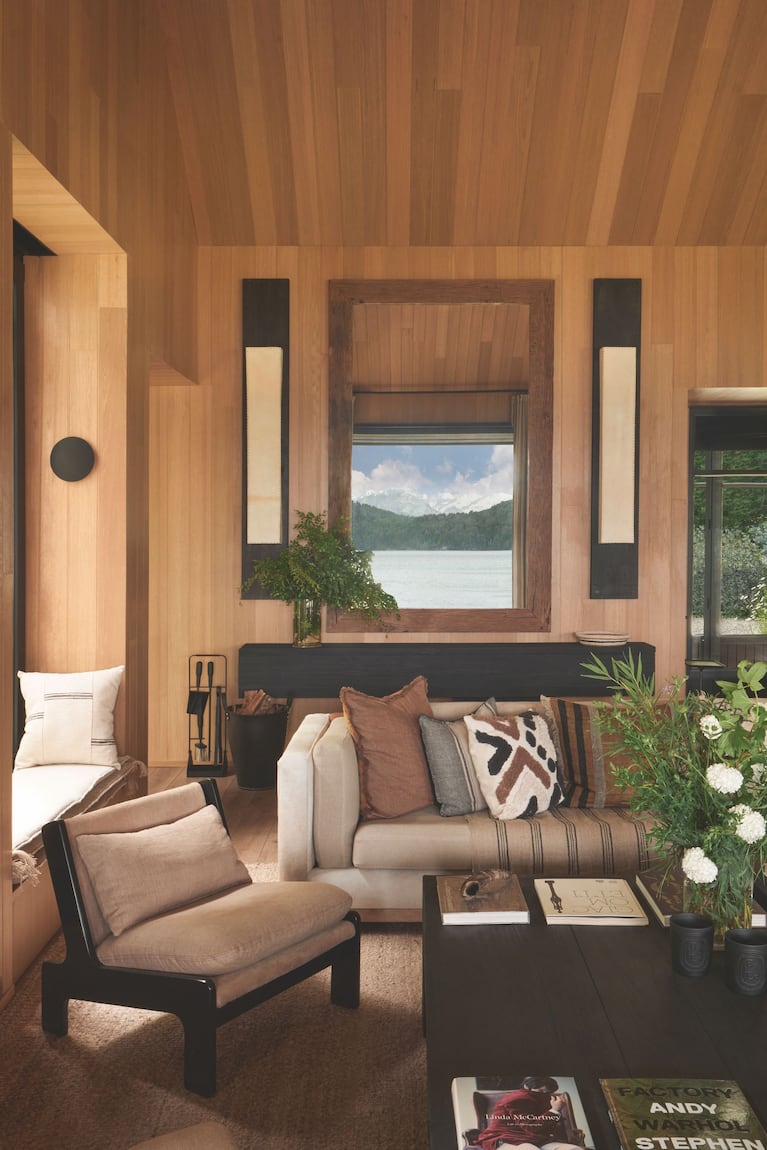 Un rincón del salón con paredes revestidas con madera de roble de Eslavonia.
Crédito: Luis Ridao