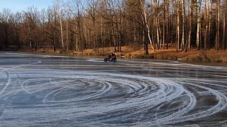 Un río congelado en Rusia se convierte en pista de carreras para un grupo de motociclistas