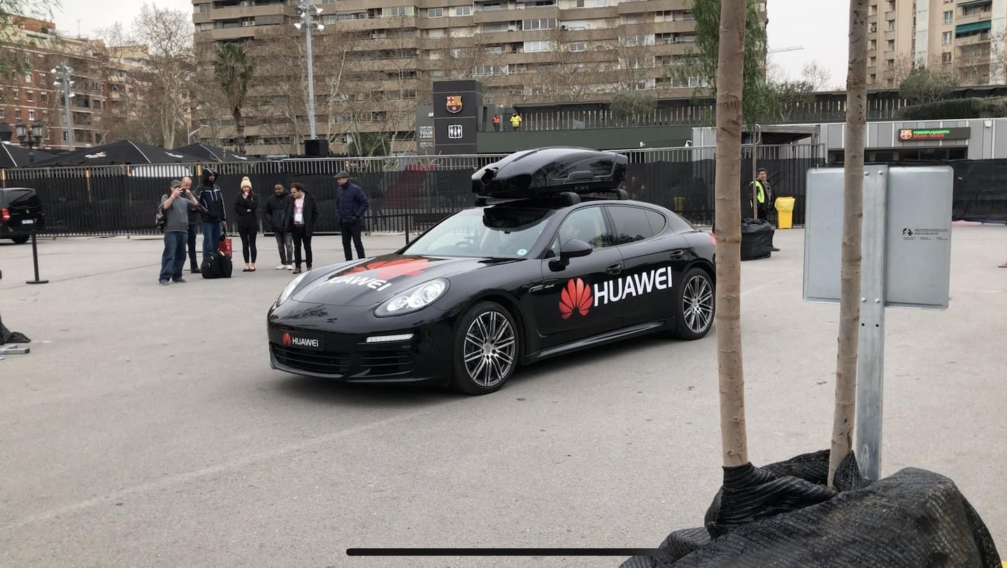 Un smartphone Huawei Mate 10 Pro condujo un Porsche en el MWC 2018 