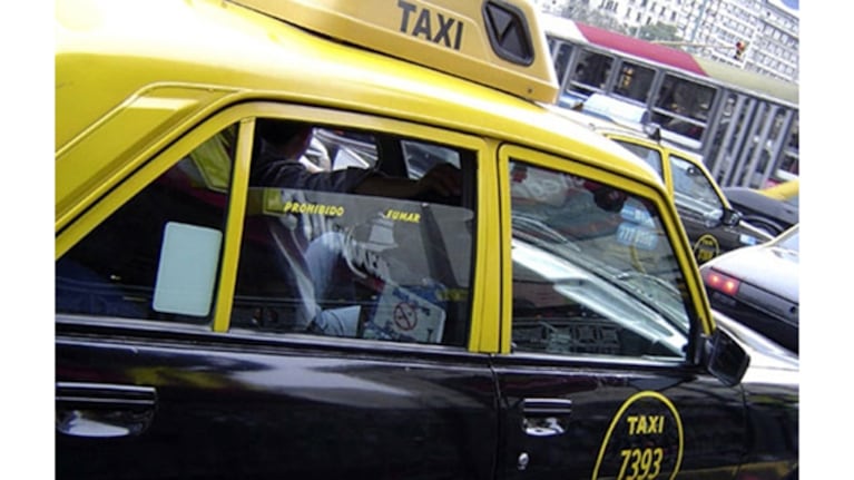 Un taxista fumó marihuana mientras manejaba
