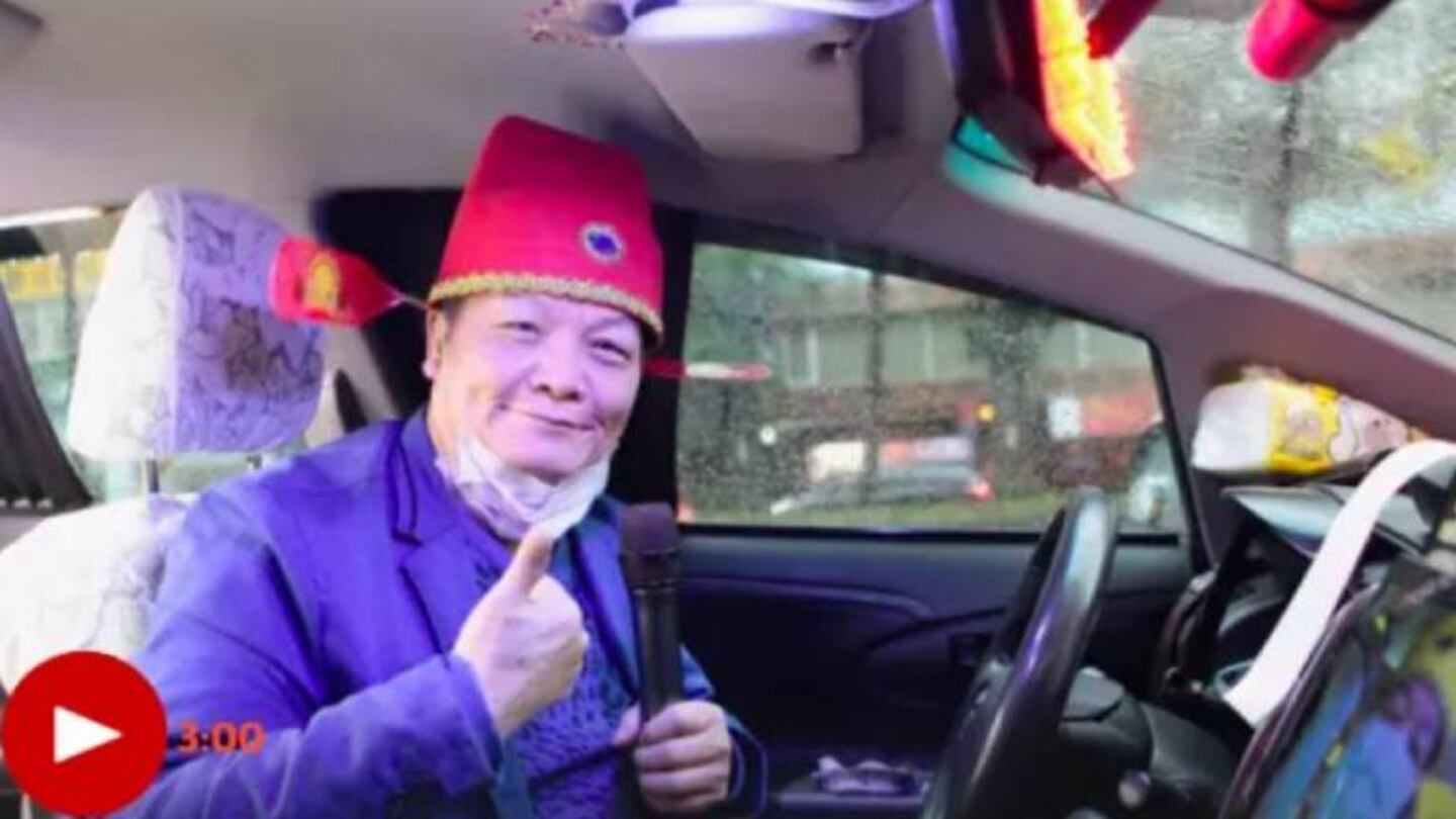 Un taxista influencer regala viajes a aquellos que se animen a un karaoke en su auto