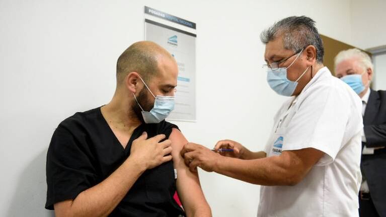 Un trabajador de salud fue el primer vacunado contra el coronavirus del Hospital Posadas