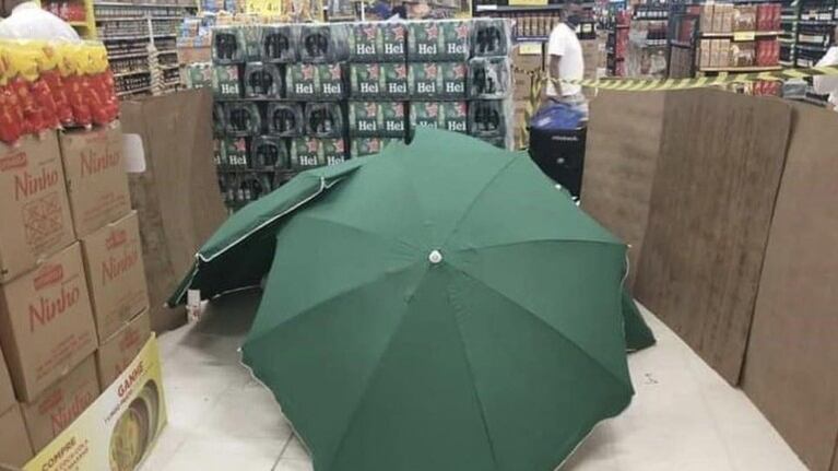 Un trabajador de un supermercado murió en el local, lo taparon y siguieron trabajando