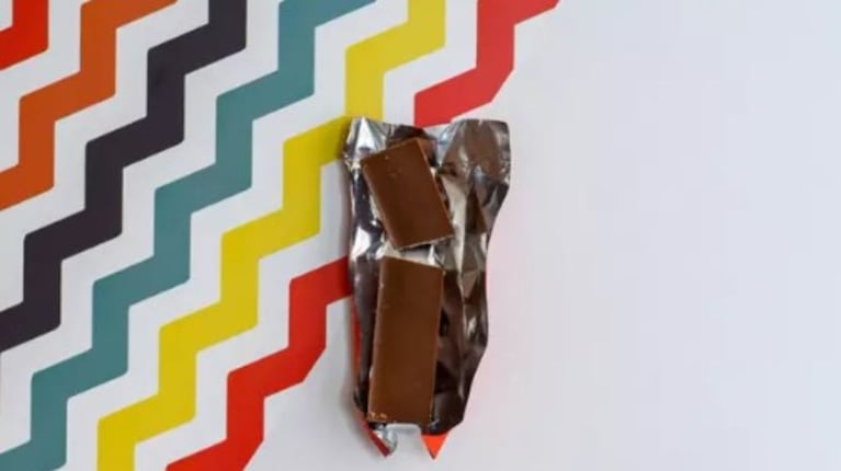 Un trabajador encuentra una tableta de chocolate de hace 24 años en un supermercado