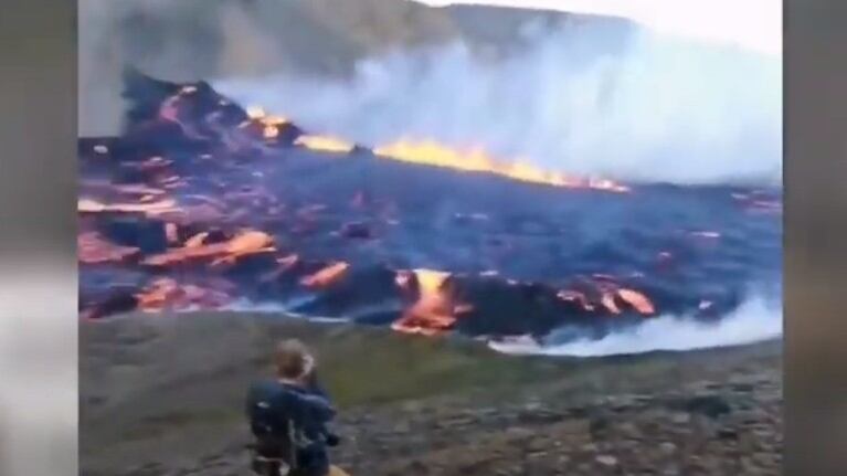 Un turista viaja a Islandia y acaba al pie de un volcán activo...¡con la lava al lado!