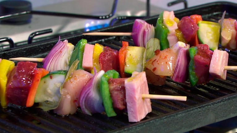Una alternativa para preparar unas brochettes de lomo y pollo con un toque agridulce.
Foto: CucinareTV