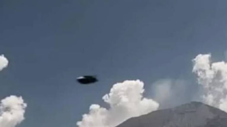 Una cámara captó un supuesto ovni sobrevolando un volcán