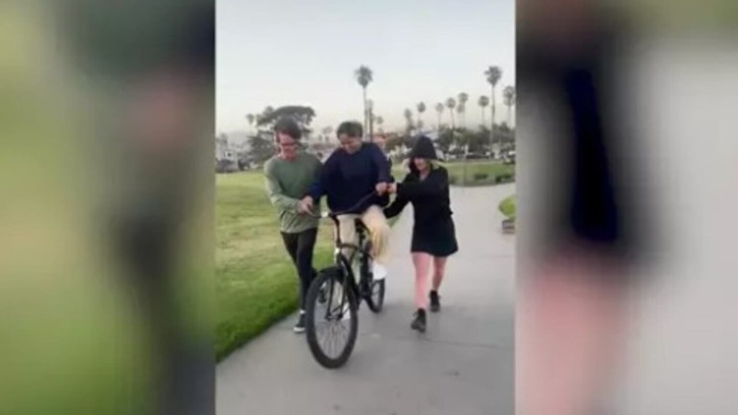 Una chica aprende a montar en bicicleta a los 21 años de la mano de sus amigos