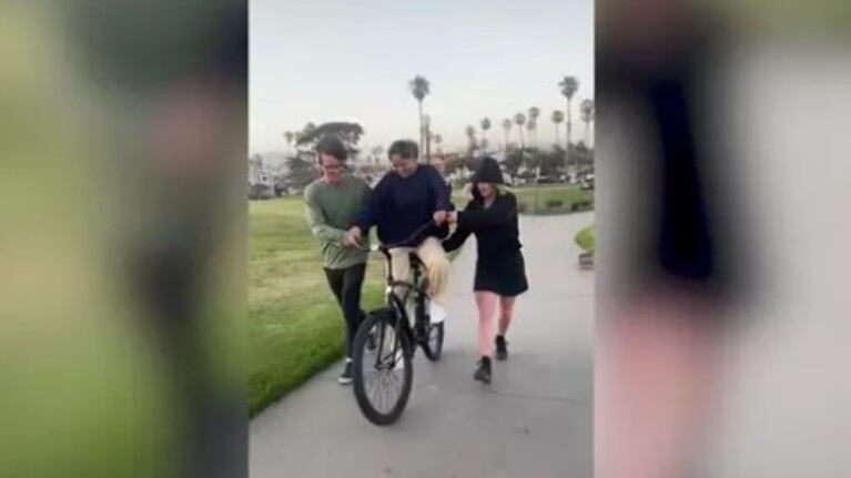 Una chica aprende a montar en bicicleta a los 21 años de la mano de sus amigos