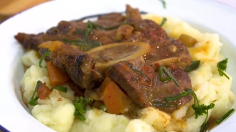 Una cocción lenta, con verduras y vino para lograr una carne jugosa que se deshace en la boca. Foto: Cucinare.TV.