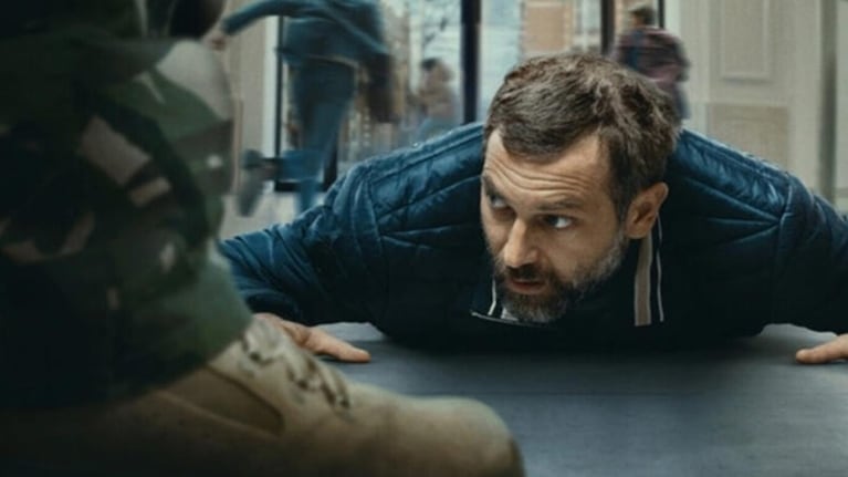 Una de las escenas de 'iRehén',con el protagonista en el piso de la tienda.