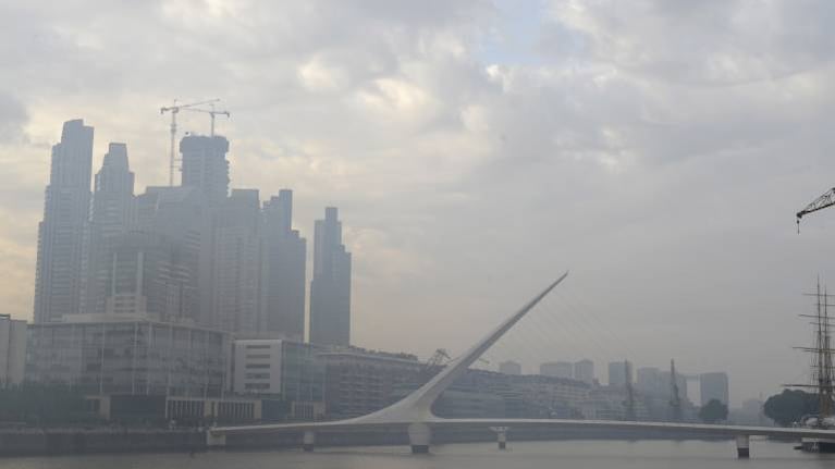 Una densa columna de humo cubre parte de la Ciudad de Buenos Aires